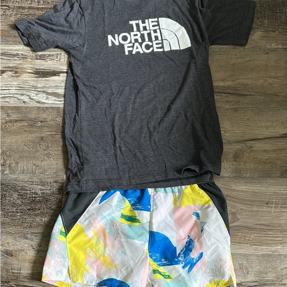 Girls North Face Gray T-Shirt and Colorful Shorts Set M/L